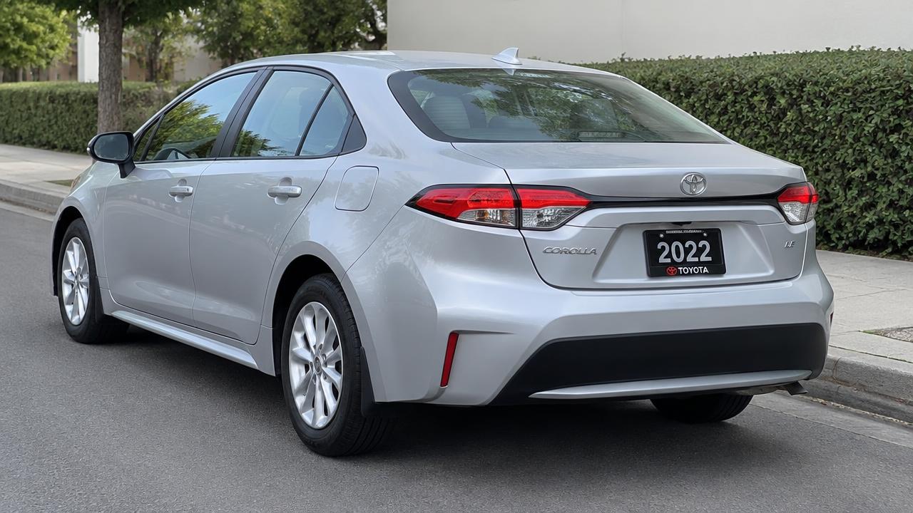 Toyota Corolla 2.0 XEi 2022 prata — traseira